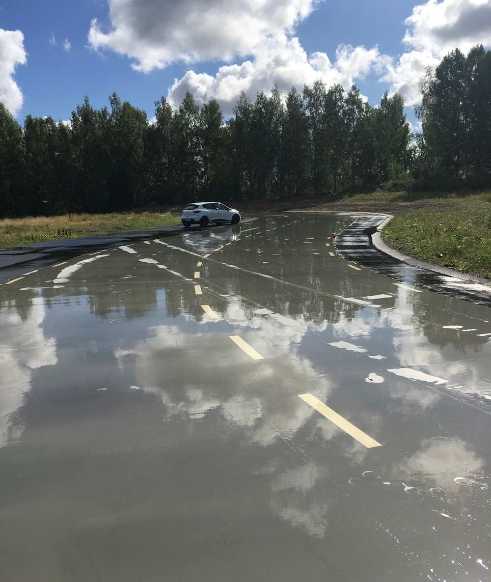 Bil kör på halkbana i riskutbildningen