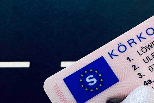 En glad tjej kör bil