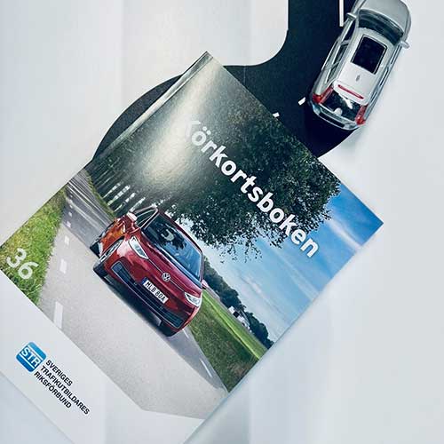 Körkortsboken på ett vitt bord