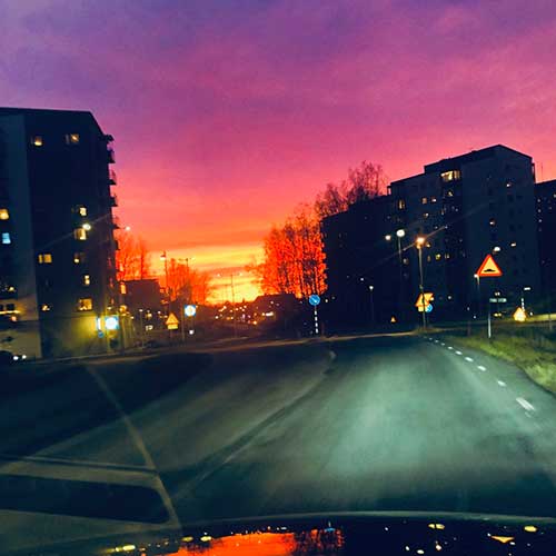 Löwendahls bil i solnedgång.