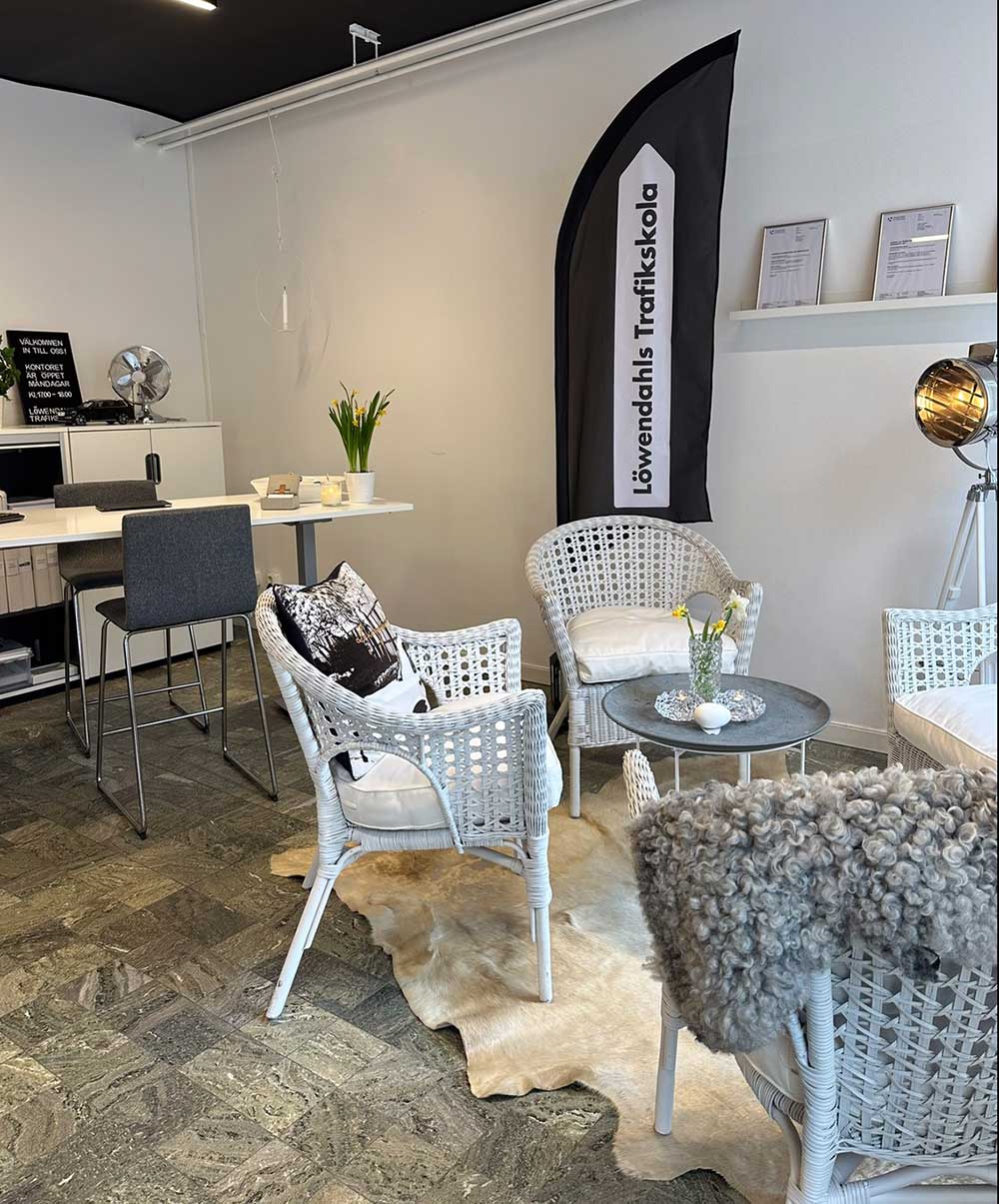 Ett svart bord med vita ben och m&ouml;nstrad matta.