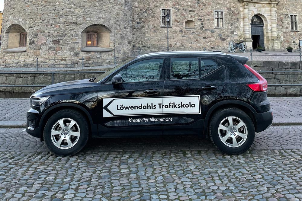 Löwendahls bil utanför en borg