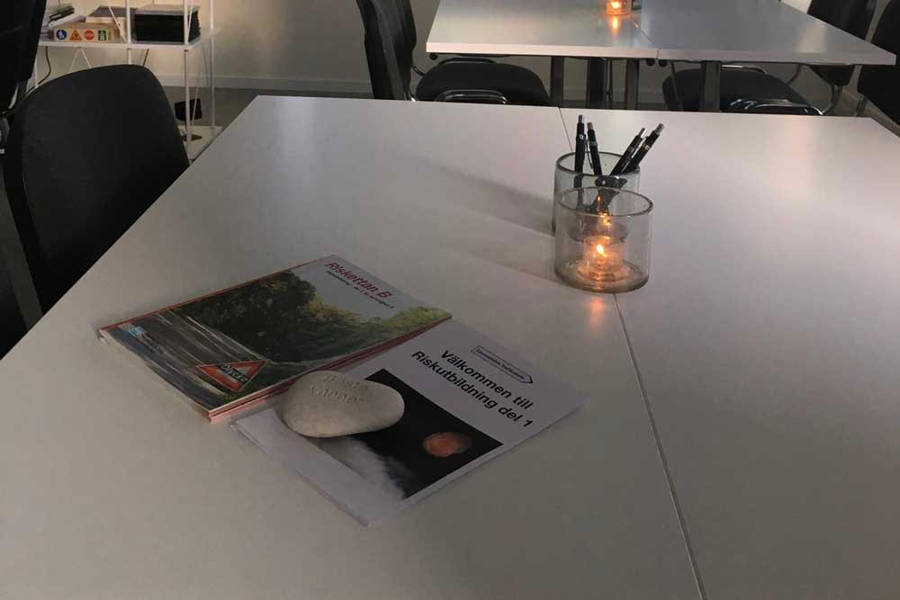 Riskettan-böcker på ett bord