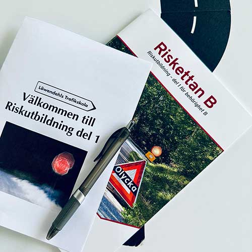 Person sätter på sig säkerhetsbälte.